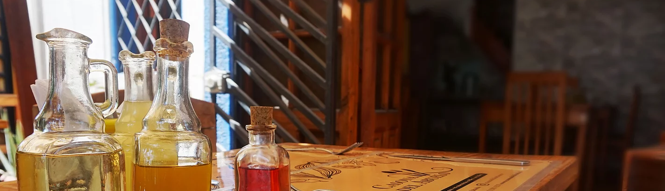 Aceites y aliños en la mesa de Casona del Abuelo