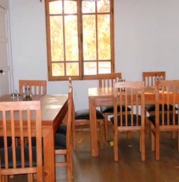 Comedor de Casona del Abuelo con mesas de madera