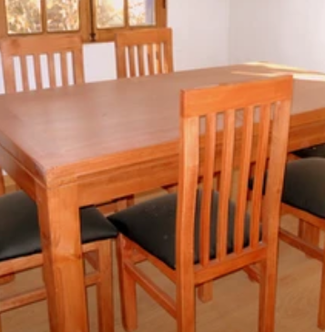 Mesa y sillas de madera del comedor